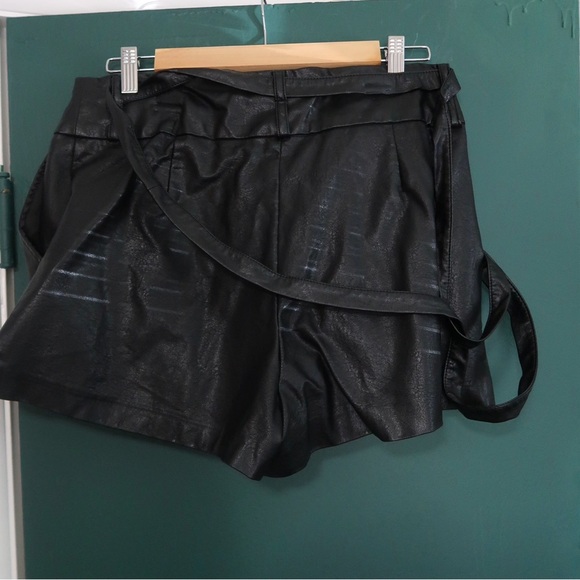 Faux leather shorts with straps - Picture 2 of 3